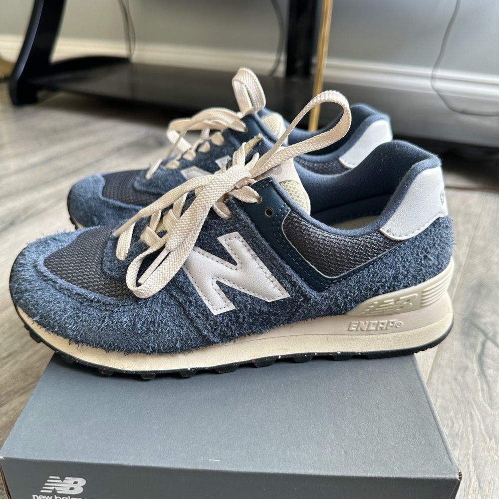 New Balance' Navy and Cream Sneakers